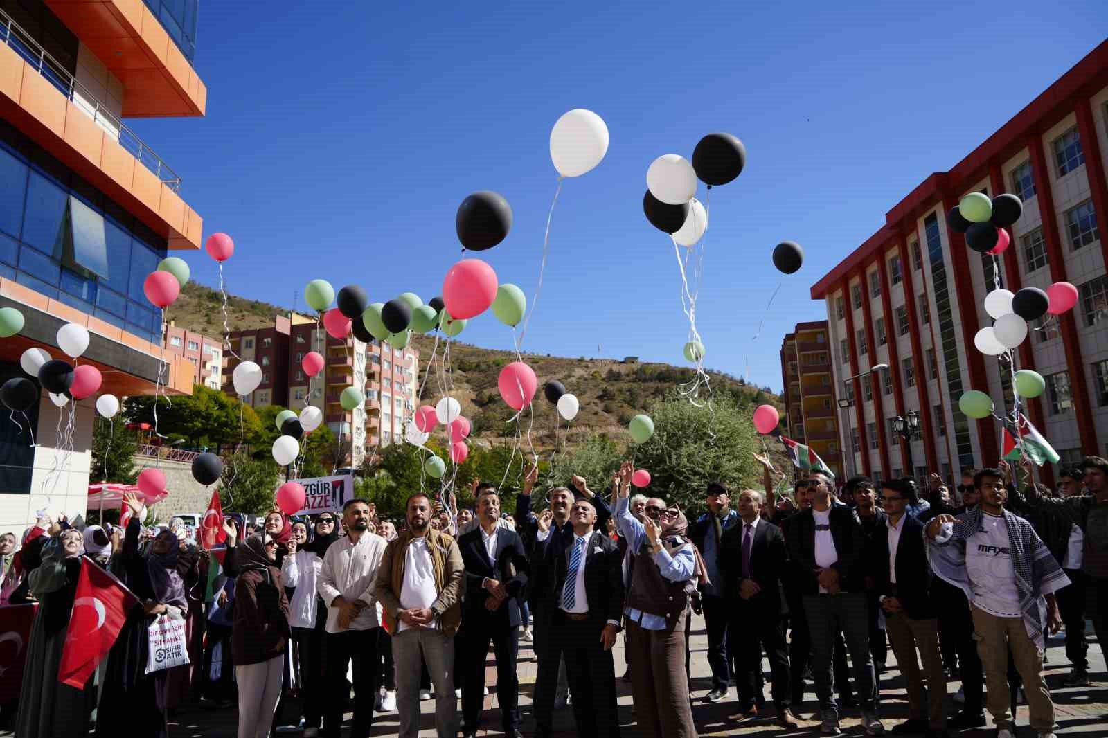 Gümüşhane’de Gazze için balonlar gökyüzüne bırakıldı
