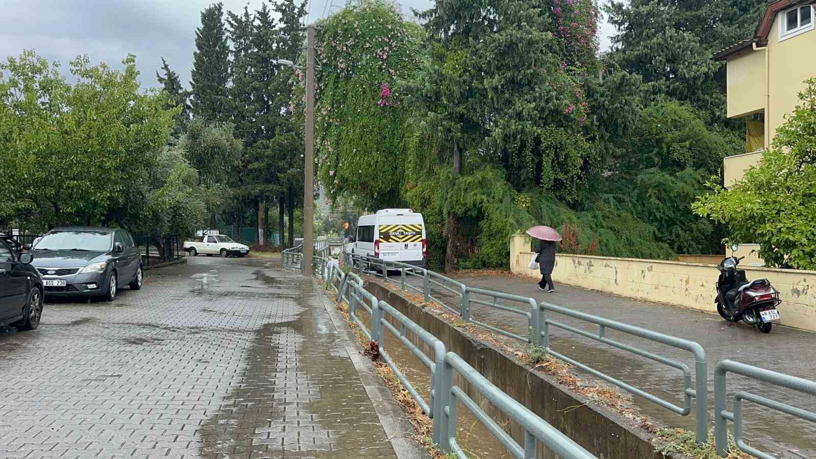 Marmaris’te sağanak yağış hayatı olumsuz etkiledi