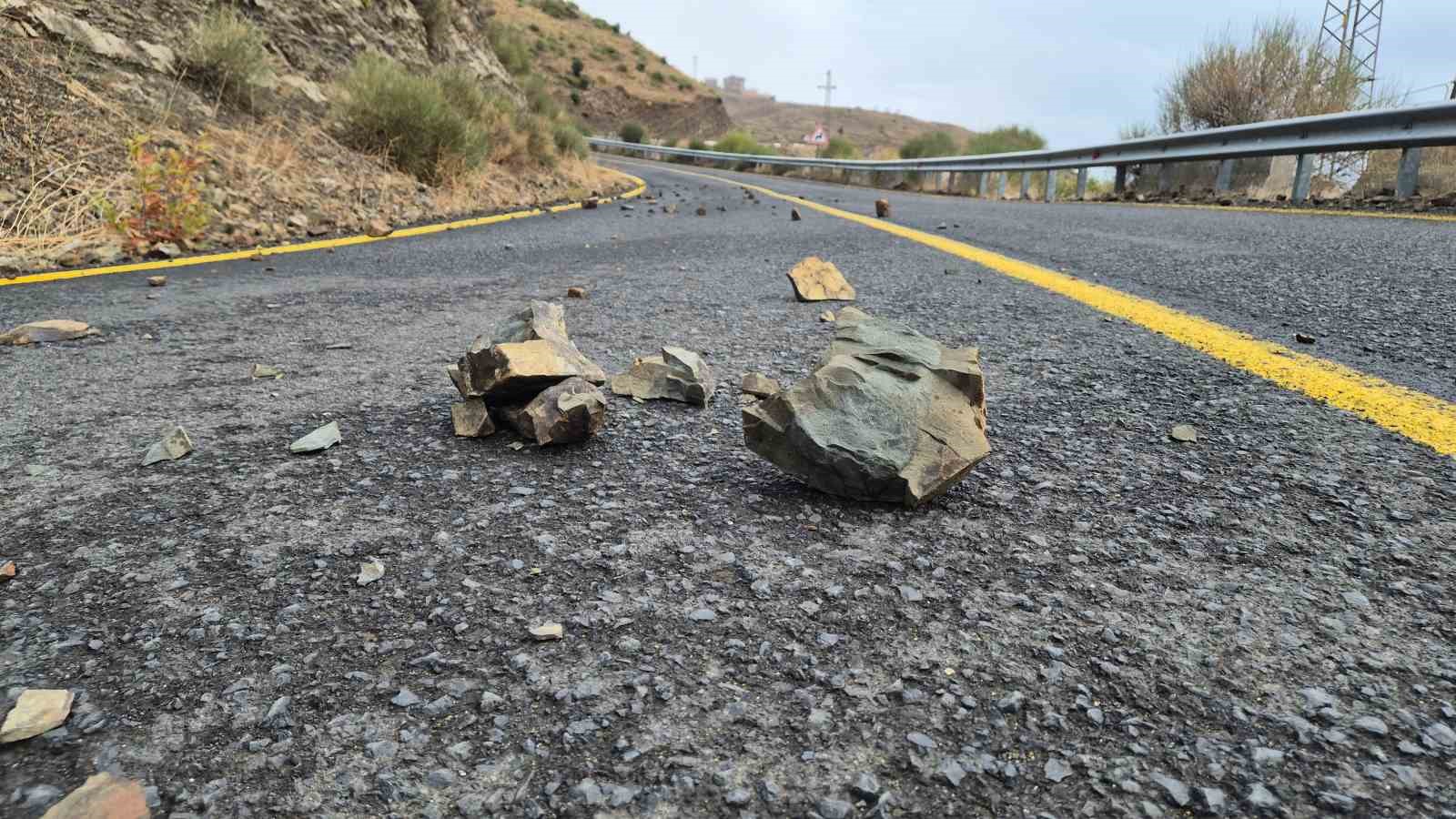 Tekirdağ’da taş ve kayalar yola düştü