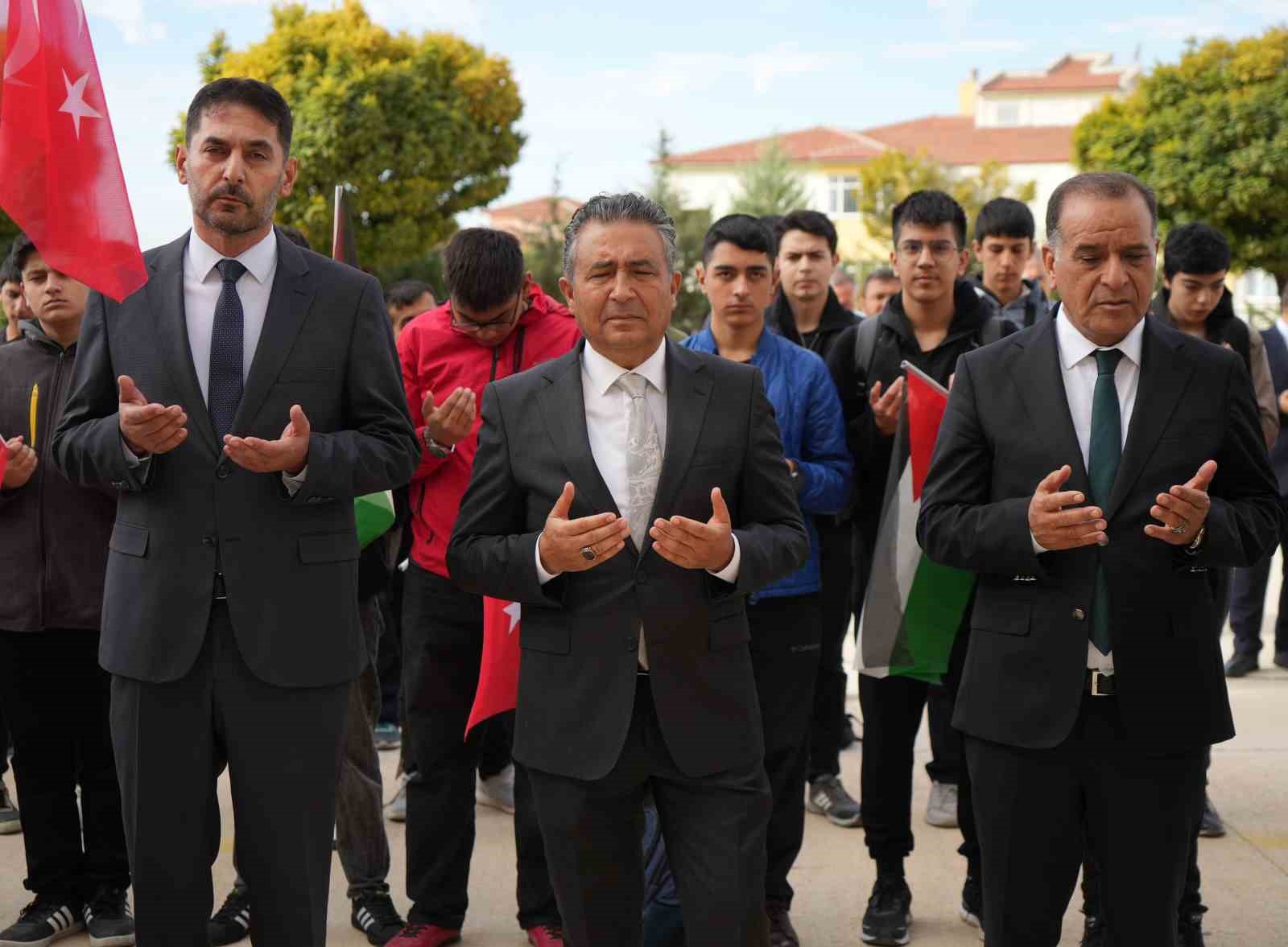 Filistin i&ccedil;in tek y&uuml;rek olan &ouml;ğrencilerden "&Ouml;zg&uuml;r Gazze" koreografisi
