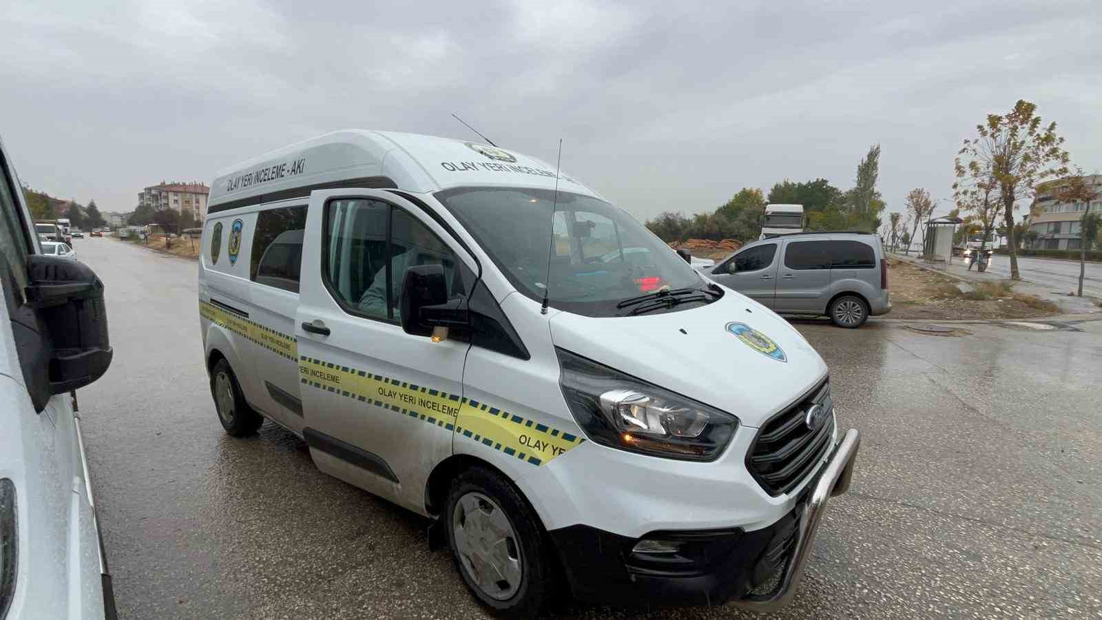 Çaldığı otomobilin patlayan lastiğine rağmen kilometrelerce polisten kaçtı, trafikteki araçlara çarptı