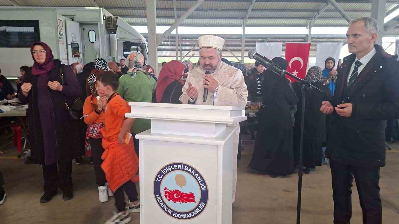 Hisarcık’ta Filistin için kurulan hayır çarşısına yoğun ilgi