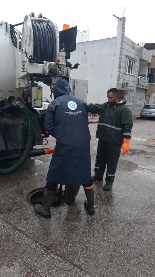 Manisa Büyükşehir ve MASKİ ekipleri yağmur için sahada