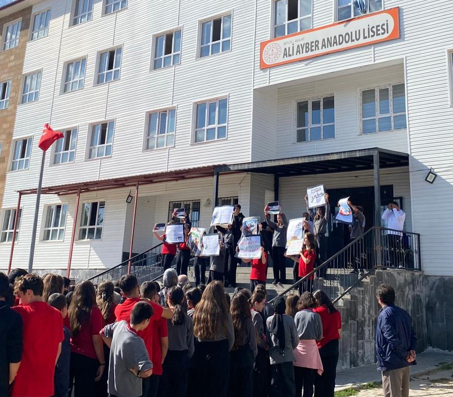 Ahlat’ta öğrenciler zulme sessiz kalmadı