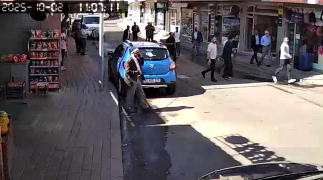 Bingöl’de motosiklet kazası kameraya yansıdı