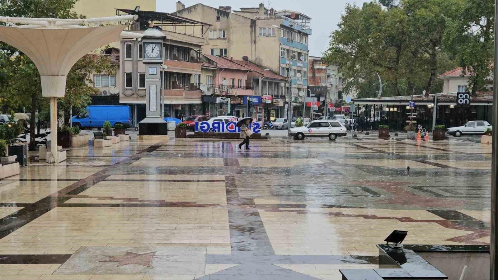 Sındırgı’da sağanak yağış hayatı olumsuz etkiledi