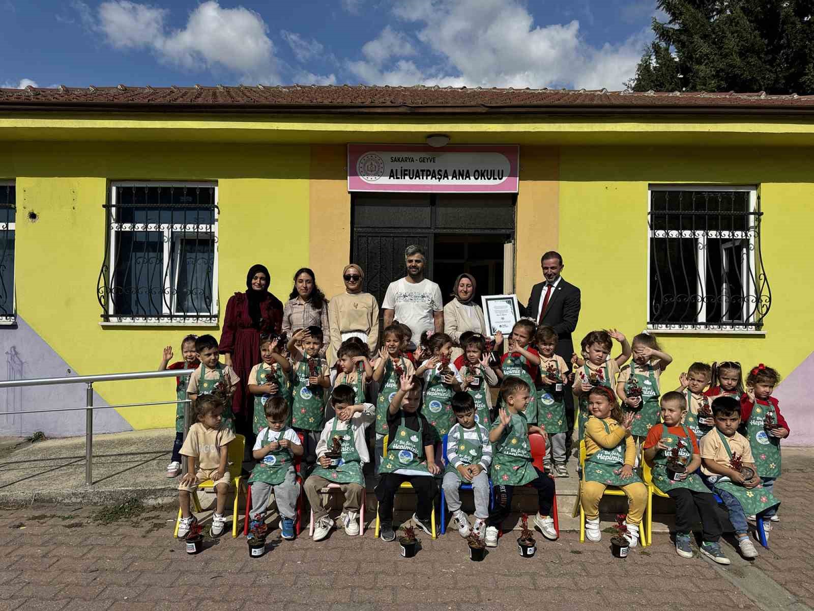 Minik bahçıvanlar çiçeklerle geleceği şekillendiriyor