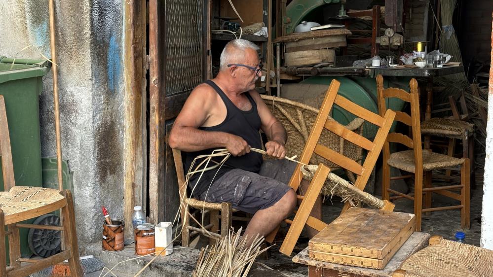 KKTC'de yaşayan 66 yaşındaki Öke, hasır iskemle geleneğini sürdürüyor
