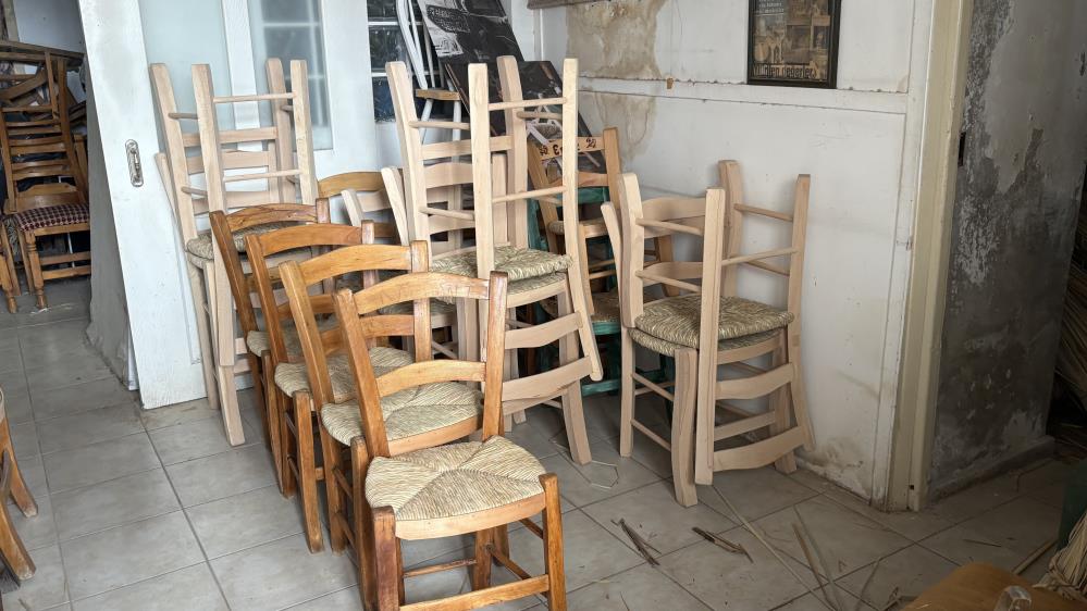 KKTC'de yaşayan 66 yaşındaki Öke, hasır iskemle geleneğini sürdürüyor