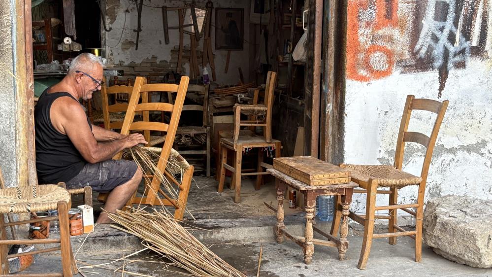 KKTC'de yaşayan 66 yaşındaki Öke, hasır iskemle geleneğini sürdürüyor