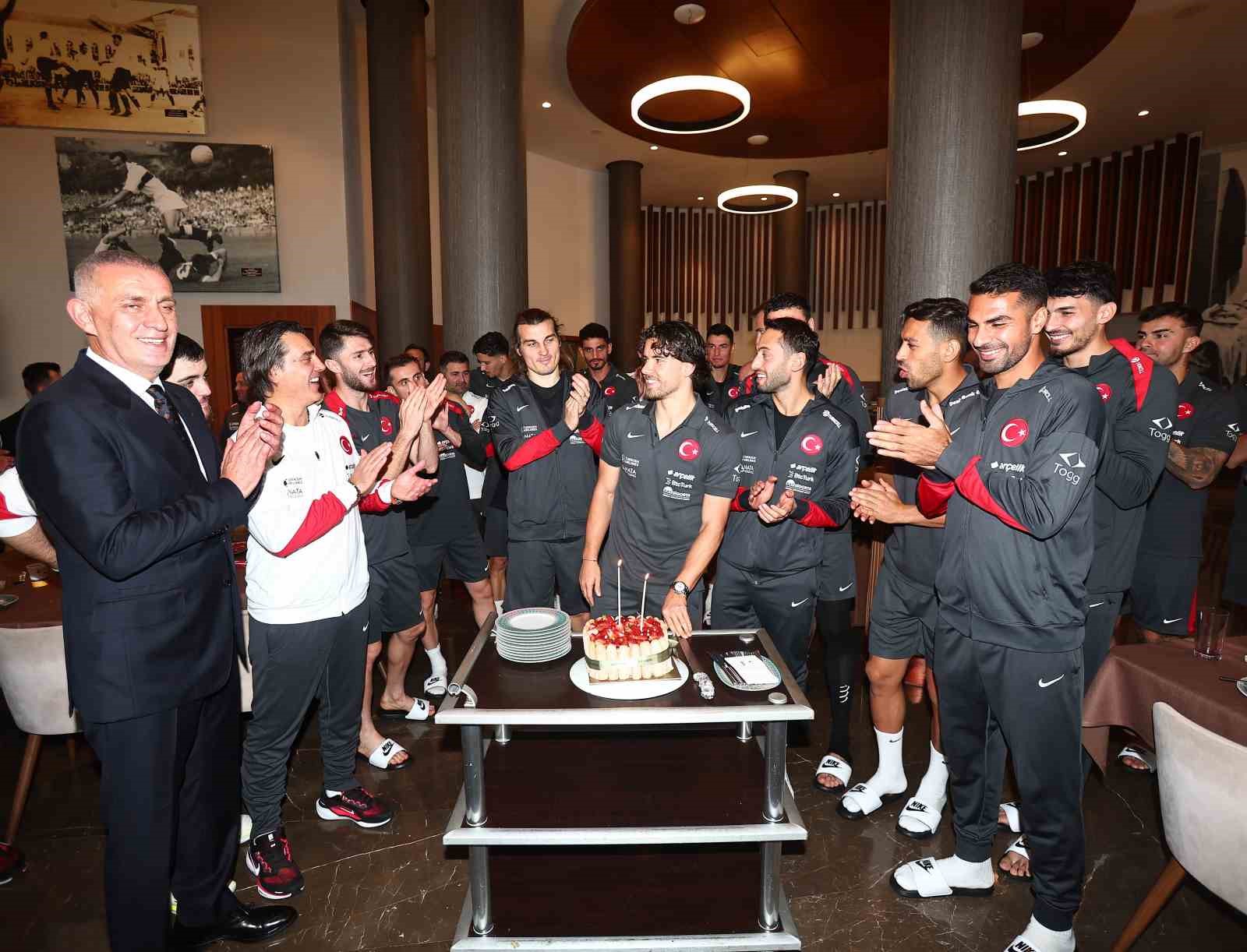 Milli Takım kampında Ferdi Kadıoğlu&rsquo;nun doğum g&uuml;n&uuml; kutlandı
