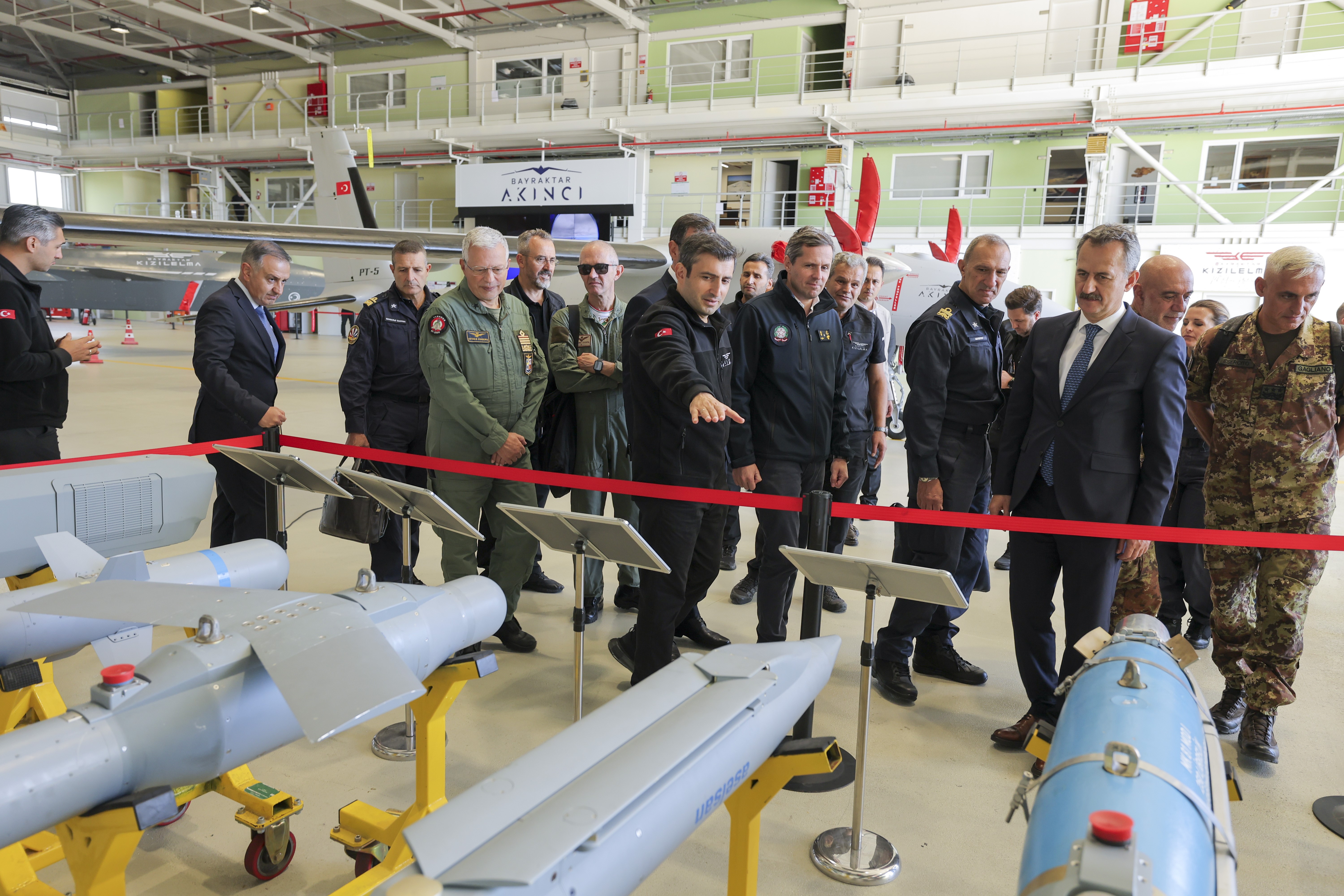 İtalyan heyet, Baykar’ın oyun değiştirici teknolojilerini inceledi: TB3 SİHA, AKINCI, KIZILELMA art arda havalandı