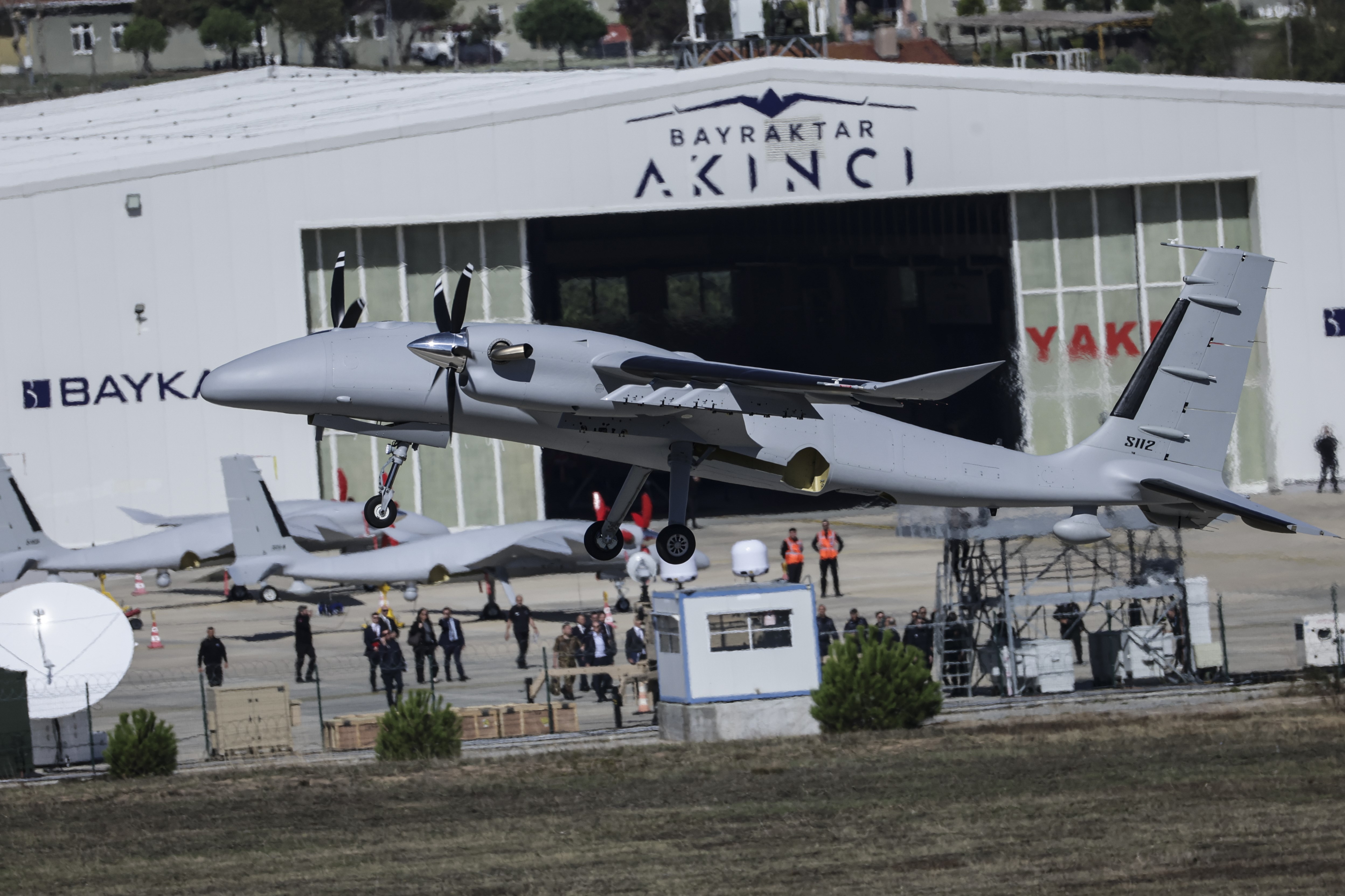 İtalyan heyet, Baykar’ın oyun değiştirici teknolojilerini inceledi: TB3 SİHA, AKINCI, KIZILELMA art arda havalandı