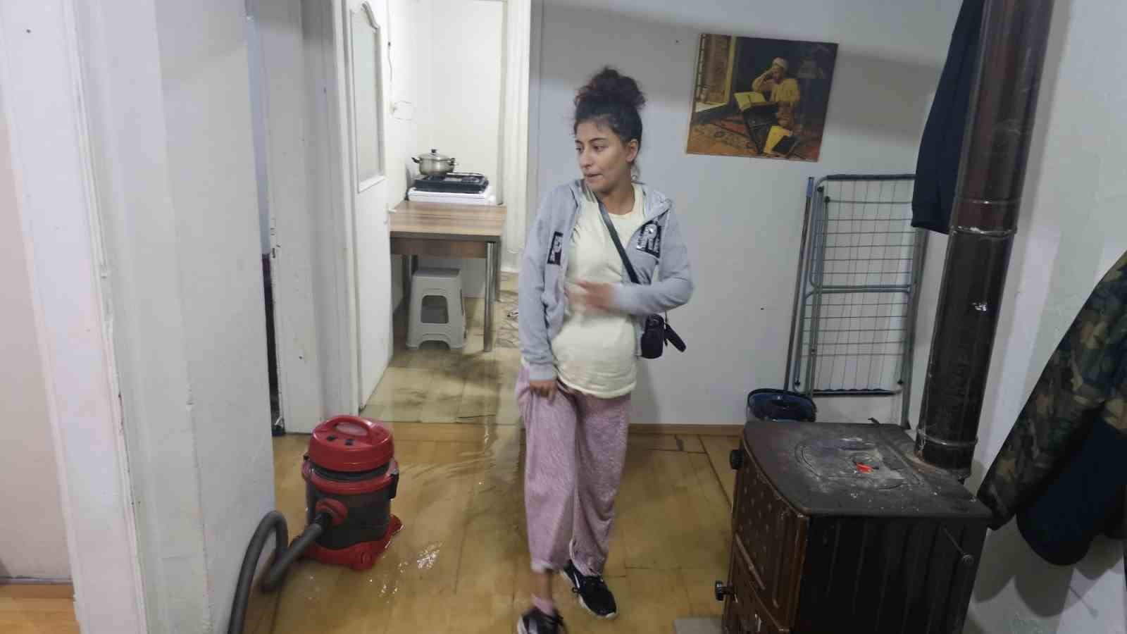 Çerkezköy’de sağanak etkili oldu: Evi lağım suyu bastı