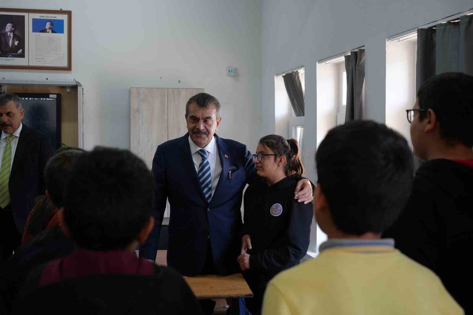 Milli Eğitim Bakanı Tekin, çocukların ip çekme yarışına katıldı, onlarla yakan top oynadı
