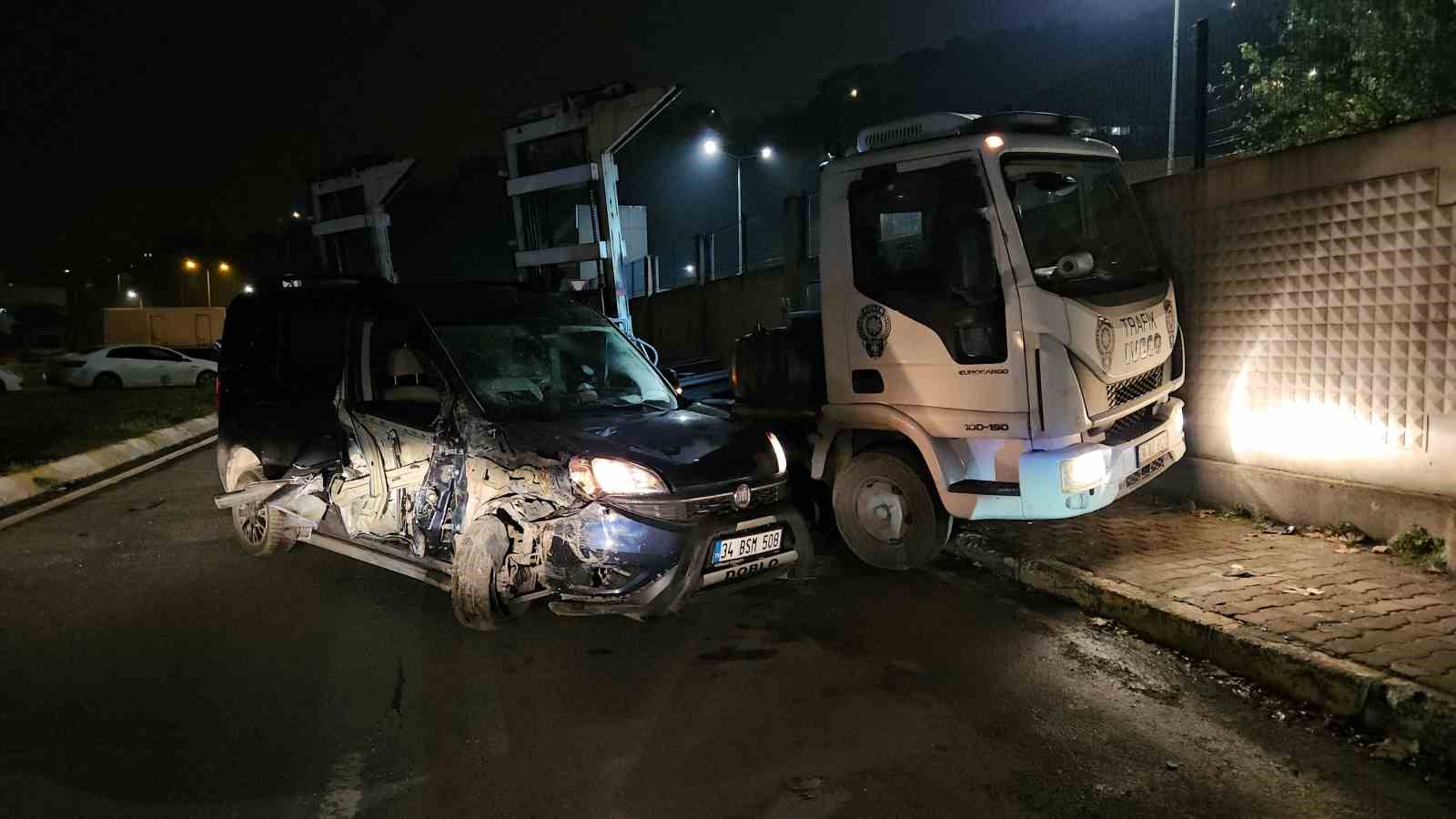 Park halindeki tıra &ccedil;arpan s&uuml;r&uuml;c&uuml;, ağır hasar alan aracını bırakıp ka&ccedil;tı
