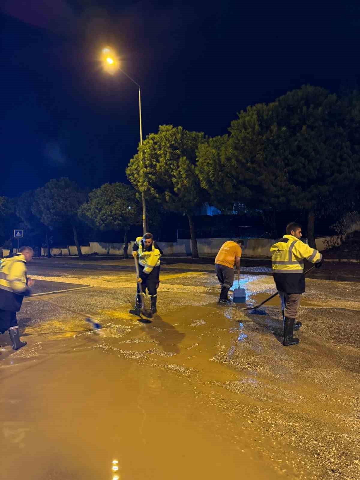 &Ccedil;eşme&rsquo;de şiddetli yağmur sele d&ouml;n&uuml;şt&uuml;

