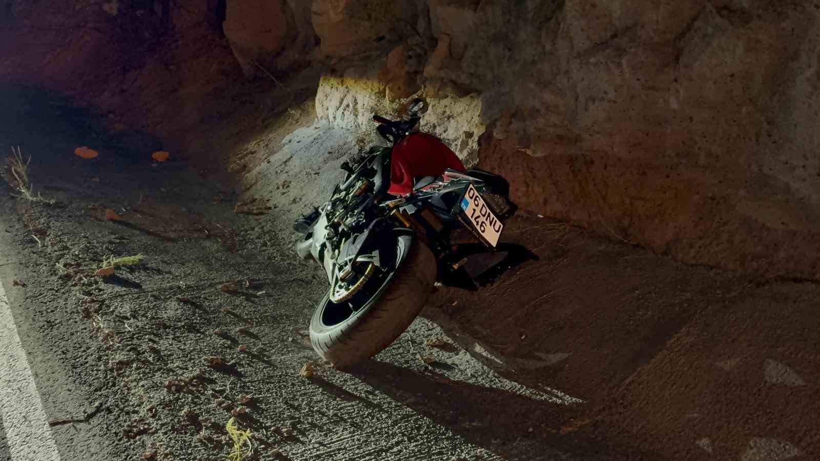 Otomobilin arkadan &ccedil;arptığı motosiklet yoldan &ccedil;ıktı: 1 yaralı
