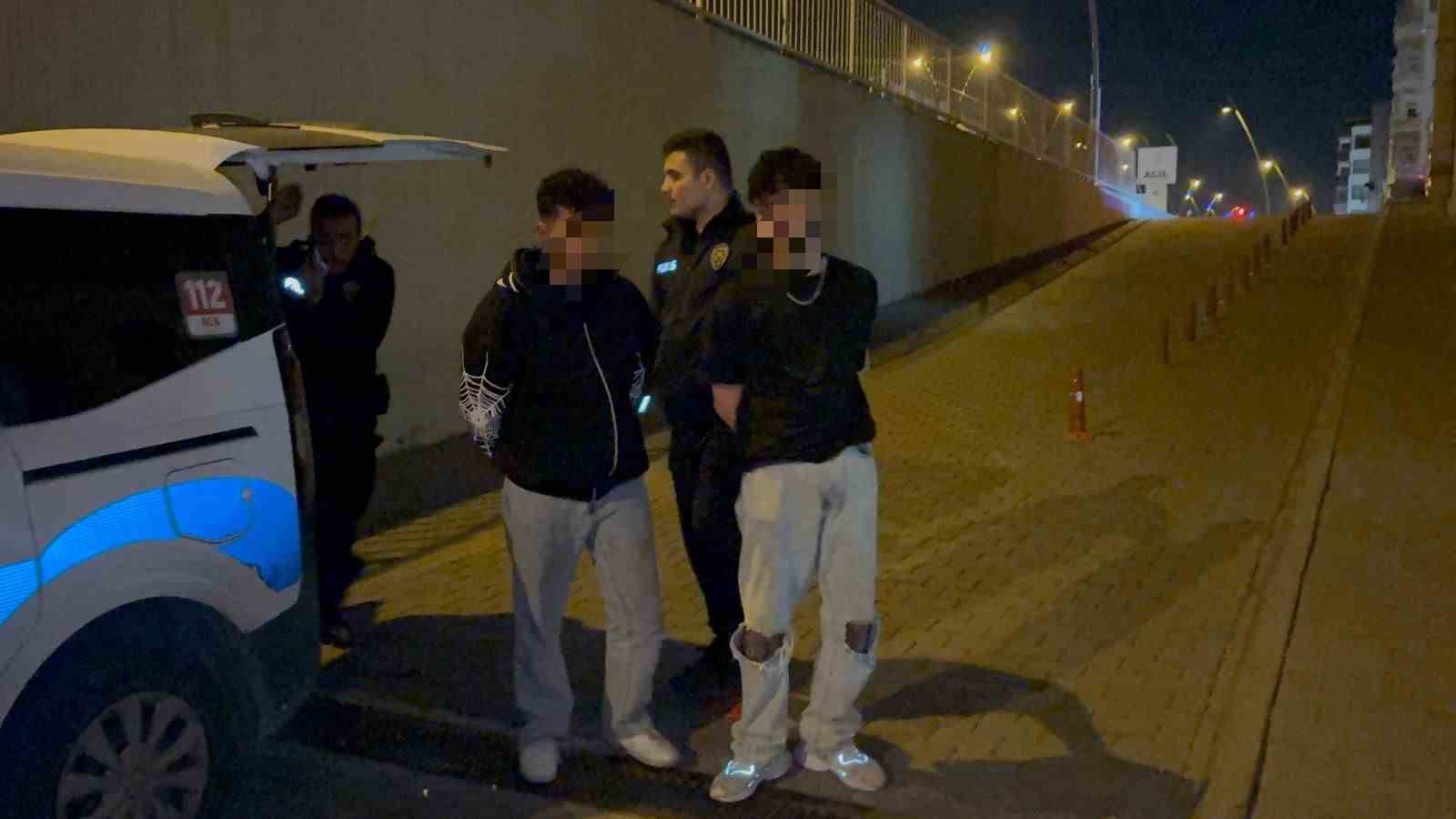 Parkta bıçaklı kavga: 2 yaralı