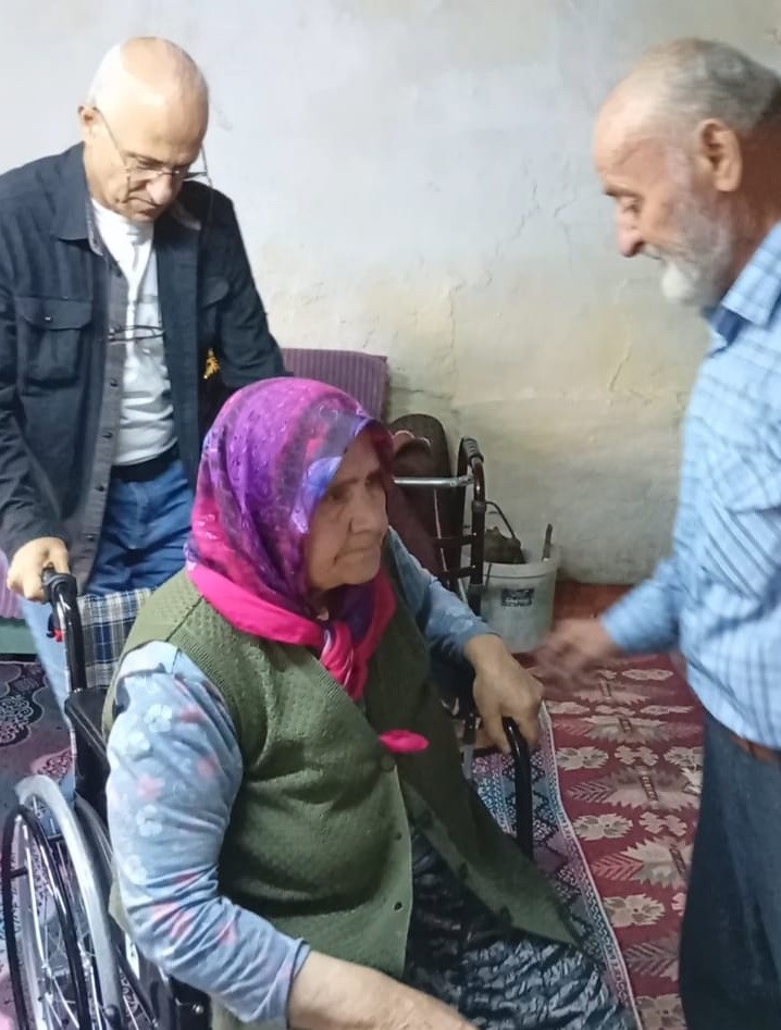 Emekli astsubaylardan tekerlekli sandalye desteği