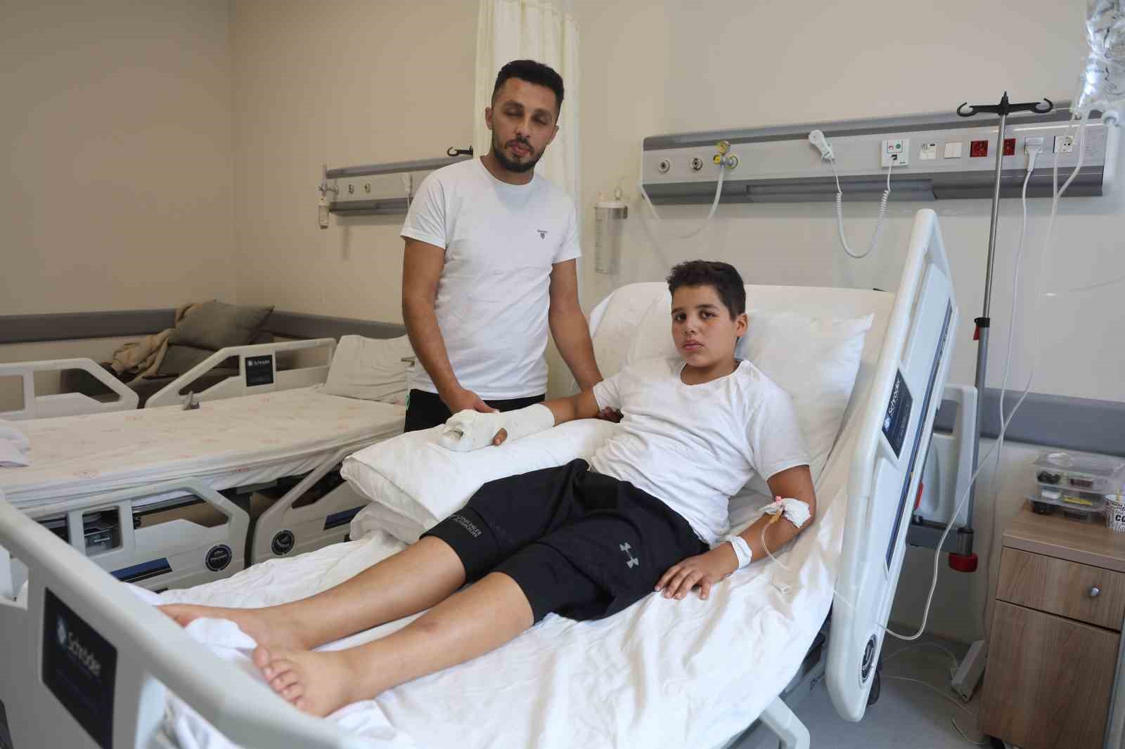 Elini üzüm sıkma makinesine kaptıran Melih’in kopan parmakları, başarılı geçen ameliyatla tutturuldu