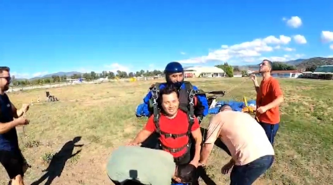 Bedensel ve g&ouml;rme engelli sporcudan nefes kesen paraş&uuml;t atlayışı
