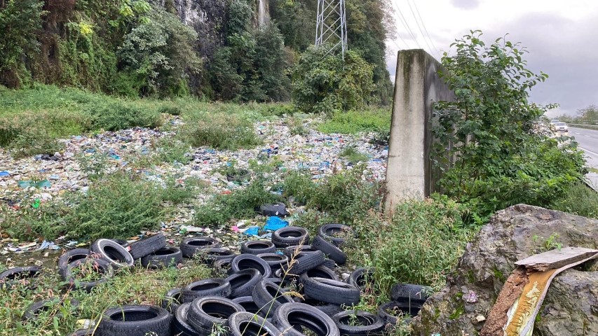Artvin’de Karadeniz Sahil Yolu kenarındaki çöp dağları tepki çekiyor