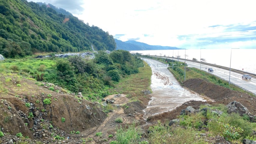 Artvin’de Karadeniz Sahil Yolu kenarındaki çöp dağları tepki çekiyor