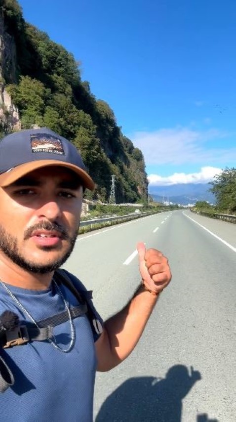 Artvin’de Karadeniz Sahil Yolu kenarındaki çöp dağları tepki çekiyor