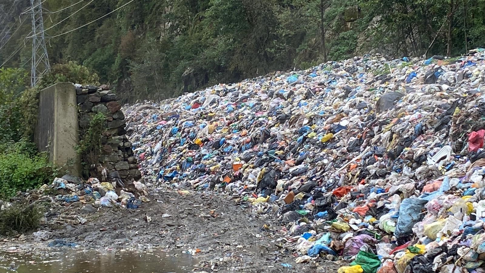 Artvin’de Karadeniz Sahil Yolu kenarındaki çöp dağları tepki çekiyor