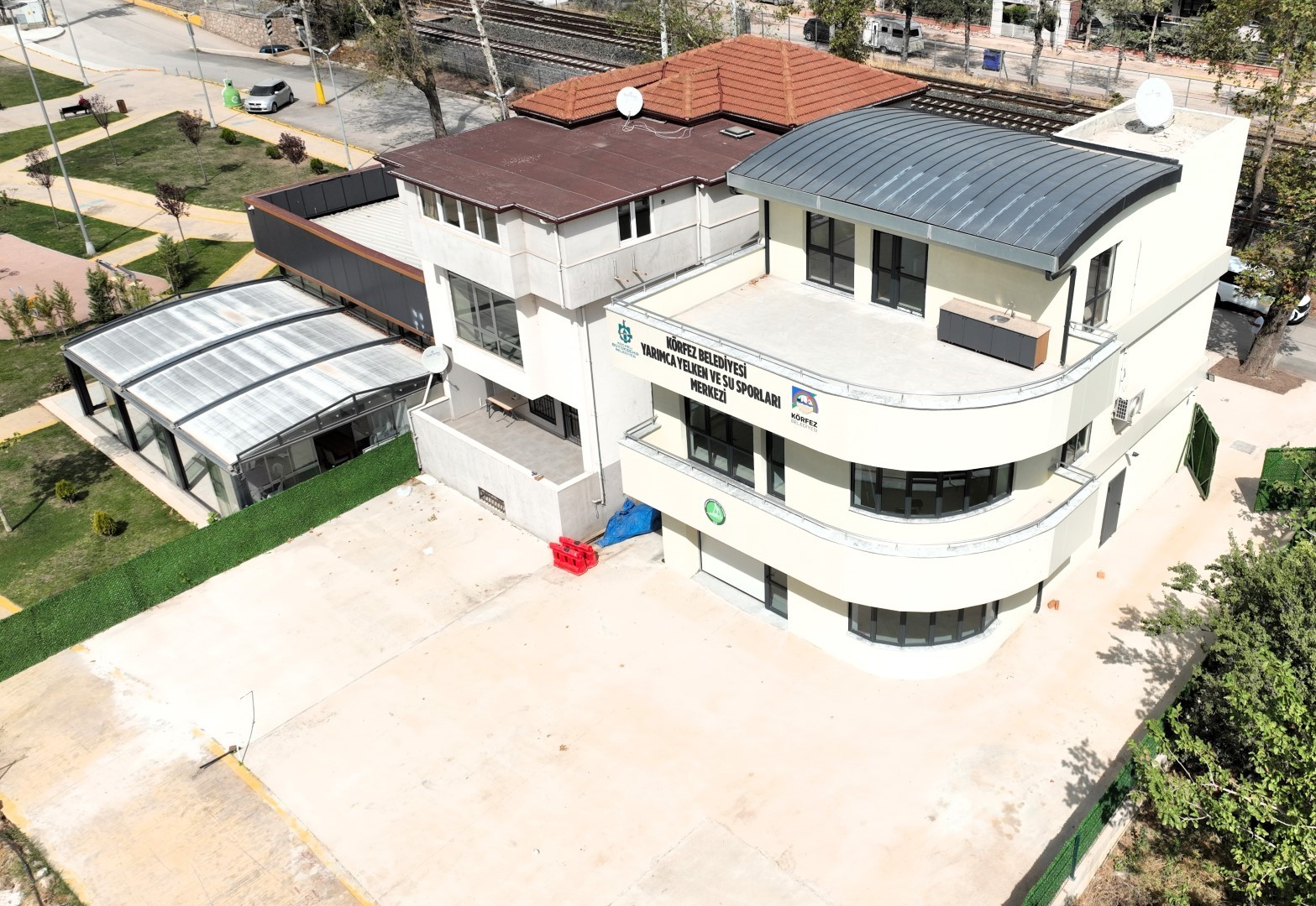 Yelken tutkunlarına modern tesis
