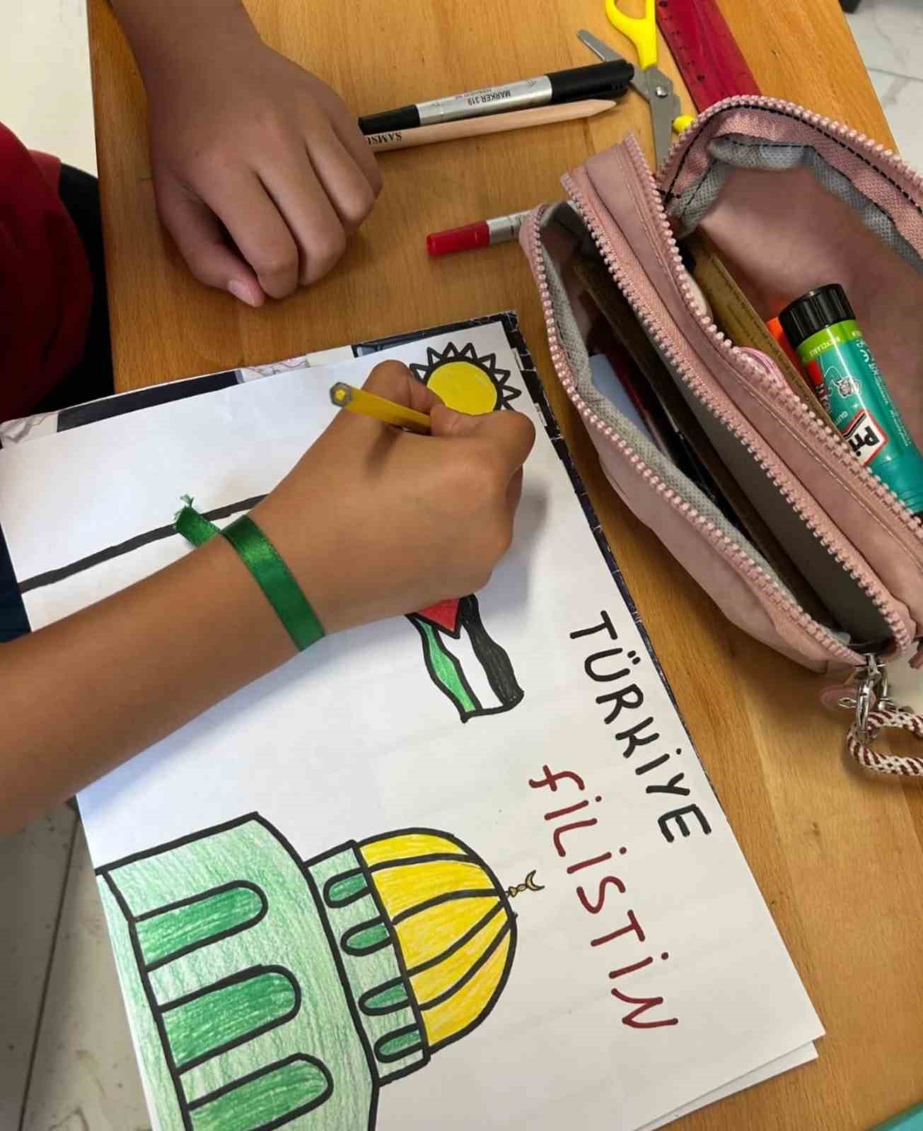 Altıntaş Mustafa Kemal Ortaokulu &ouml;ğrencilerinden Filistin&rsquo;e destek
