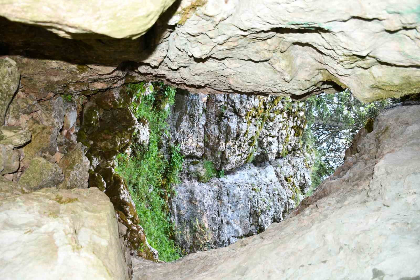 Bin 700 rakımlı zirvede 4 kilometre uzunluğundaki mağara g&ouml;renleri mest ediyor
