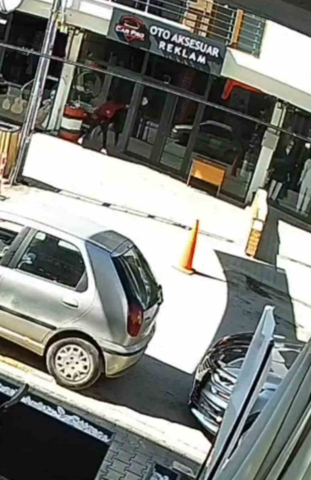 Uyuşturucu madde etkisindeki saldırgan bastığı dükkanın sahibini makasla yaraladı