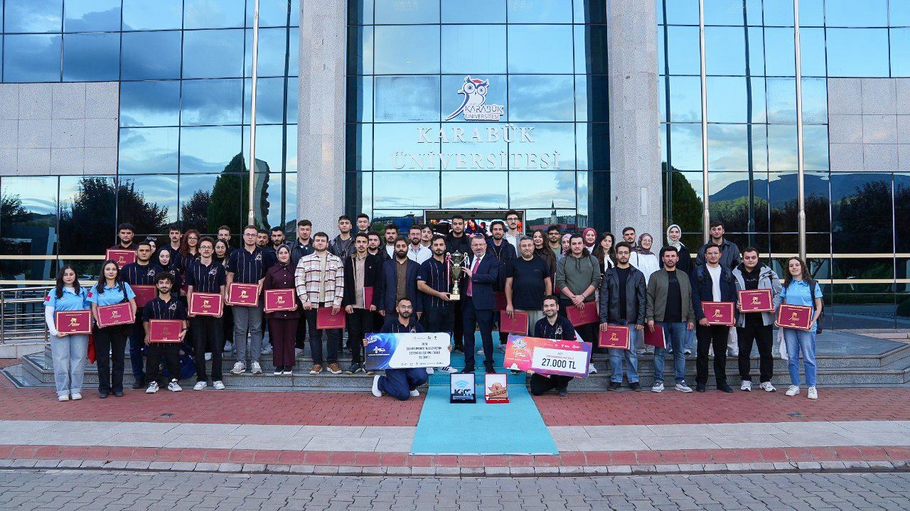 KB&Uuml; Rekt&ouml;r&uuml; Prof. Dr. Kırışık, TEKNOFEST şampiyonlarını &ouml;d&uuml;llendirdi
