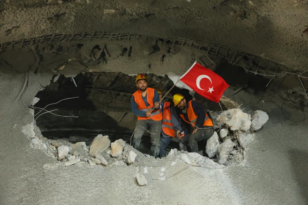 Ankara ile İzmir arasındaki seyahat süresini 3,5 saate düşürecek projede Köroğlu Tüneli’nde ışık göründü