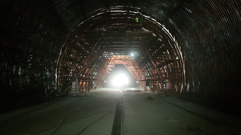 Ankara ile İzmir arasındaki seyahat süresini 3,5 saate düşürecek projede Köroğlu Tüneli’nde ışık göründü