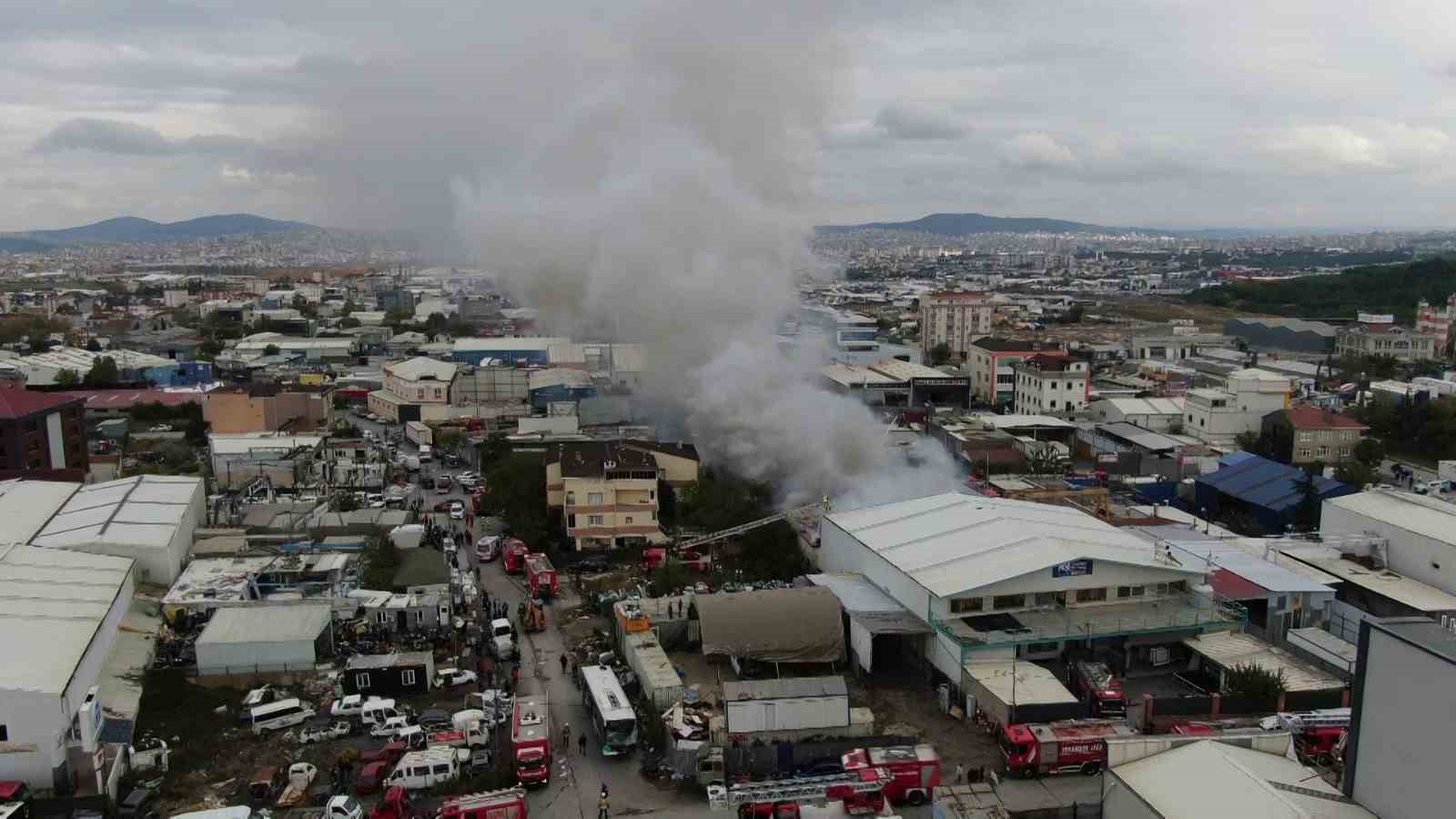 Ataşehir’de fabrika yangını: 4 işçi dumandan etkilendi
