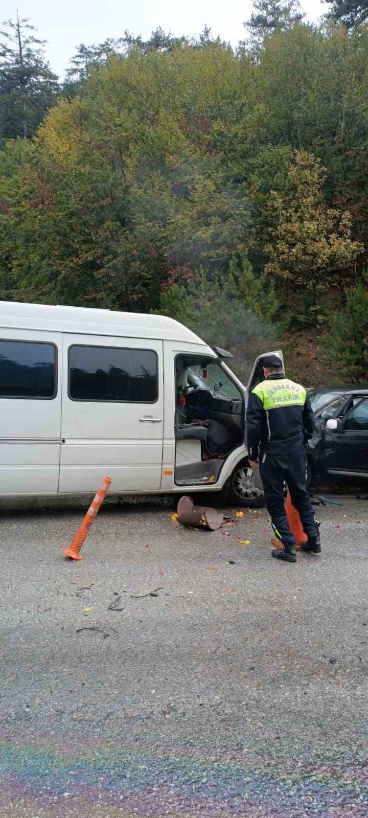 Karşı şeride ge&ccedil;en minib&uuml;sle otomobil kafa kafaya &ccedil;arpıştı: 1 yaralı
