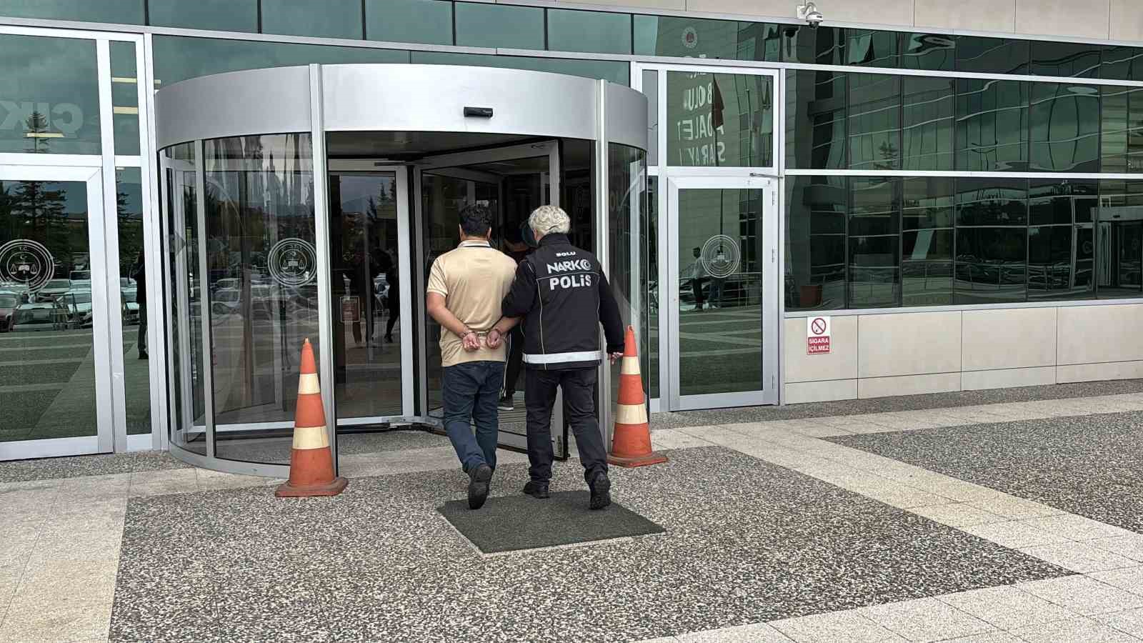 Bolu’da aracın dingillerine gizlenmiş 7 kilo uyuşturucu ele geçirildi