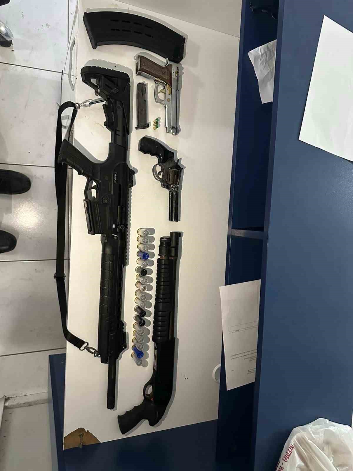 Polis süsü verip çakarla gezdi, havaya ateş açıp çocukların üzerini aradı