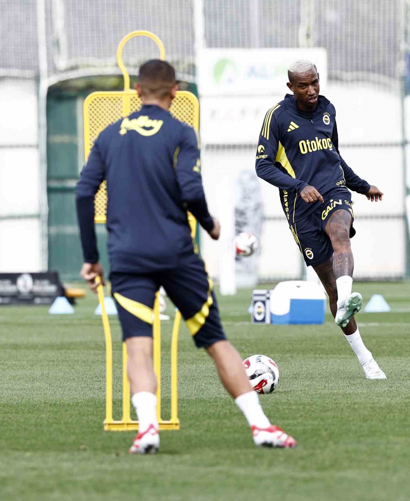 Jhon Duran, bireysel saha &ccedil;alışmalarına başladı
