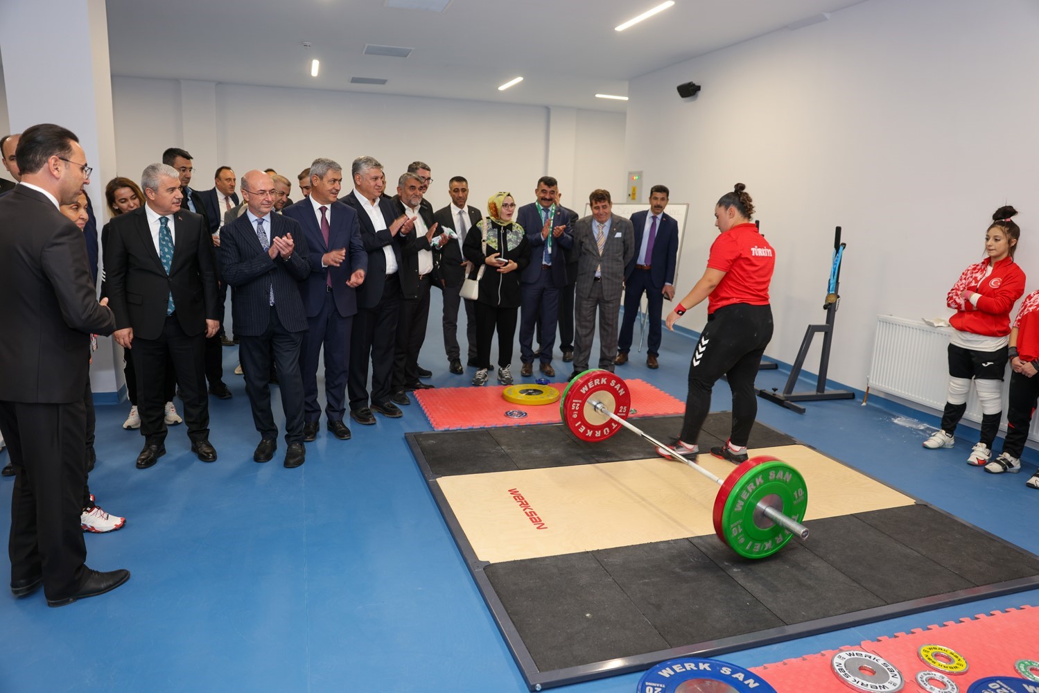 Konya Spor Lisesi Ahmet &Ccedil;alık Kapalı Spor Salonu ve Suni &Ccedil;im Saha a&ccedil;ıldı
