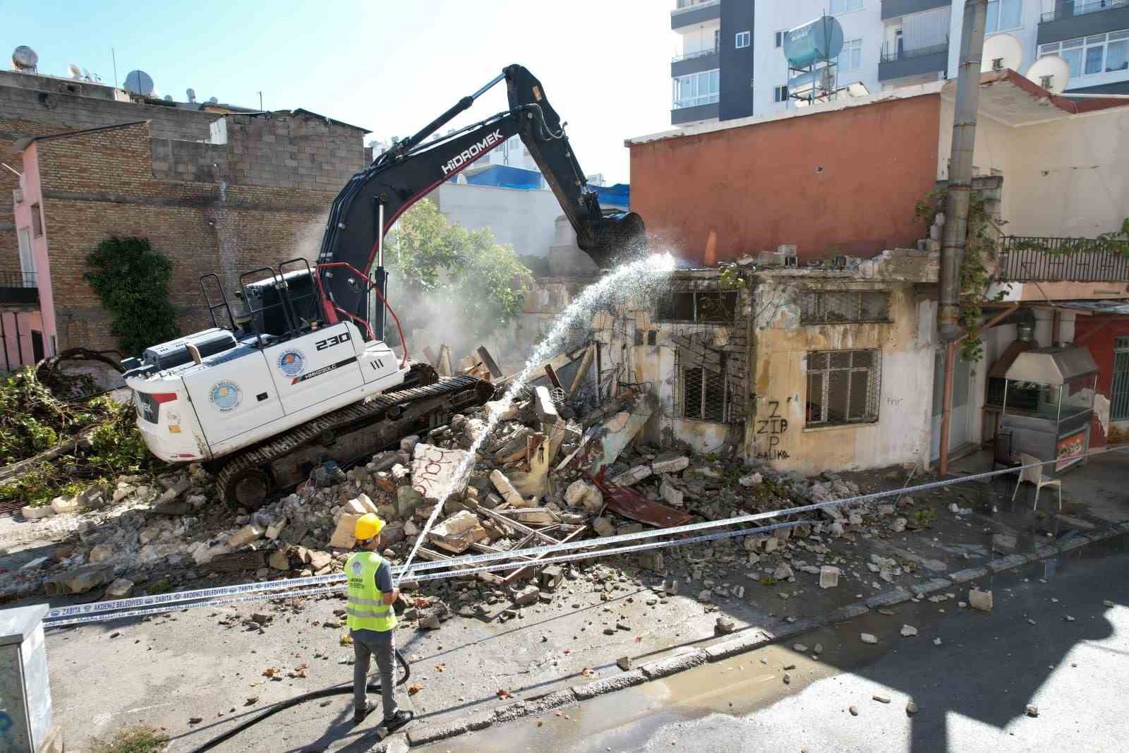 Akdeniz’de metruk yapılarla mücadele sürüyor
