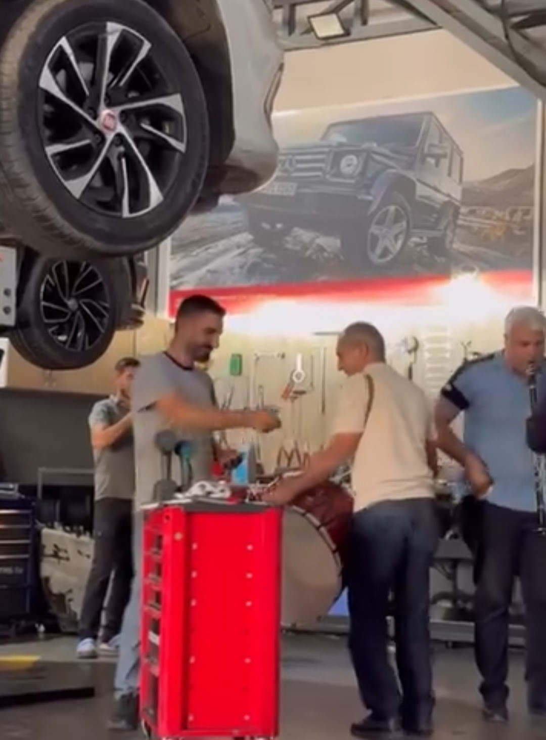 Elazığ Oto Sanayisi’nde renkli anlar: Davul zurnayla aracını teslim aldı