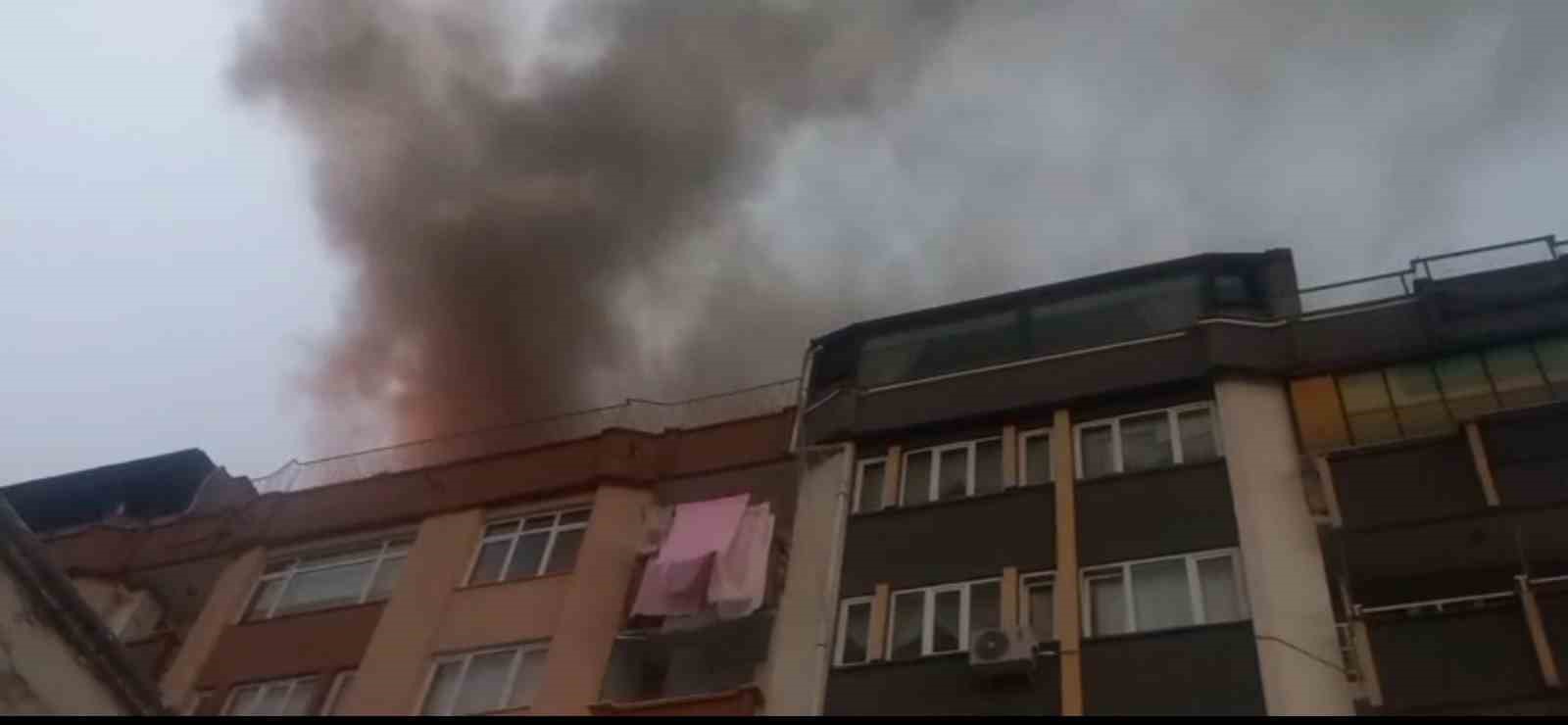 Samsun&rsquo;da 9 katlı binanın &ccedil;atı katında yangın
