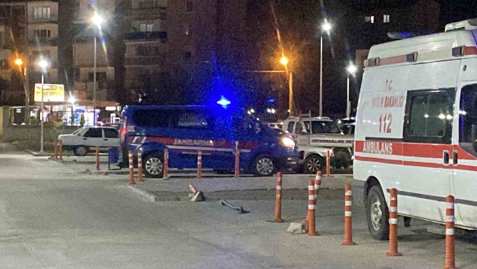 Burdur&rsquo;da jandarma aracı ile otomobil &ccedil;arpıştı: 2&rsquo;si jandarma personeli 5 kişi yaralandı
