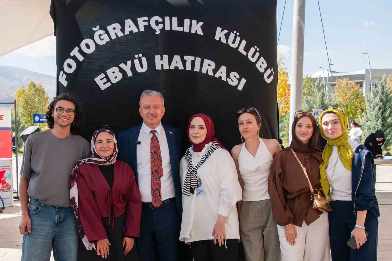 Öğrenciler hazırladıkları gemileri Filistin’e destek amaçlı havuza bıraktı