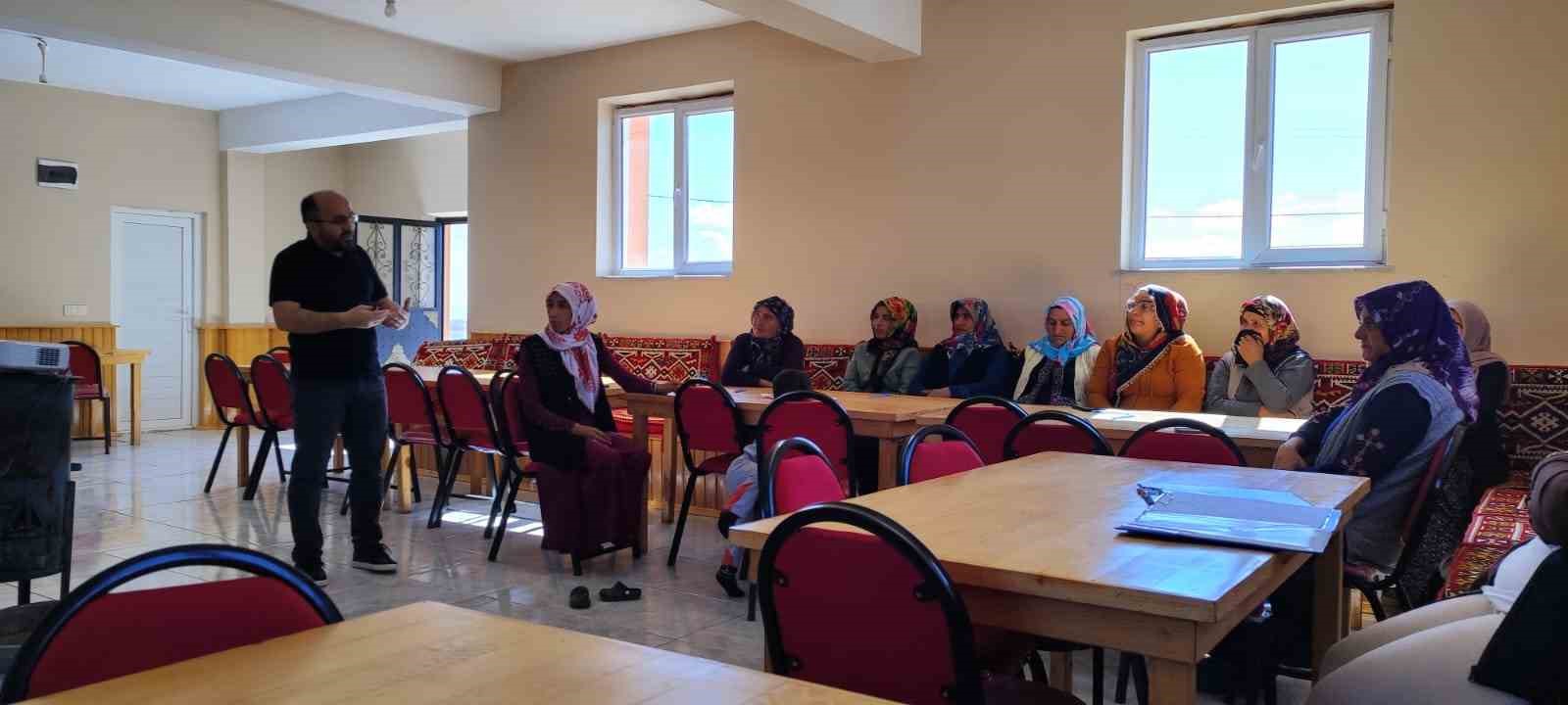 Kars’ta hayvan yetiştiriclerine şarbon hastalığı ve korunma yöntemleri anlatılıyor