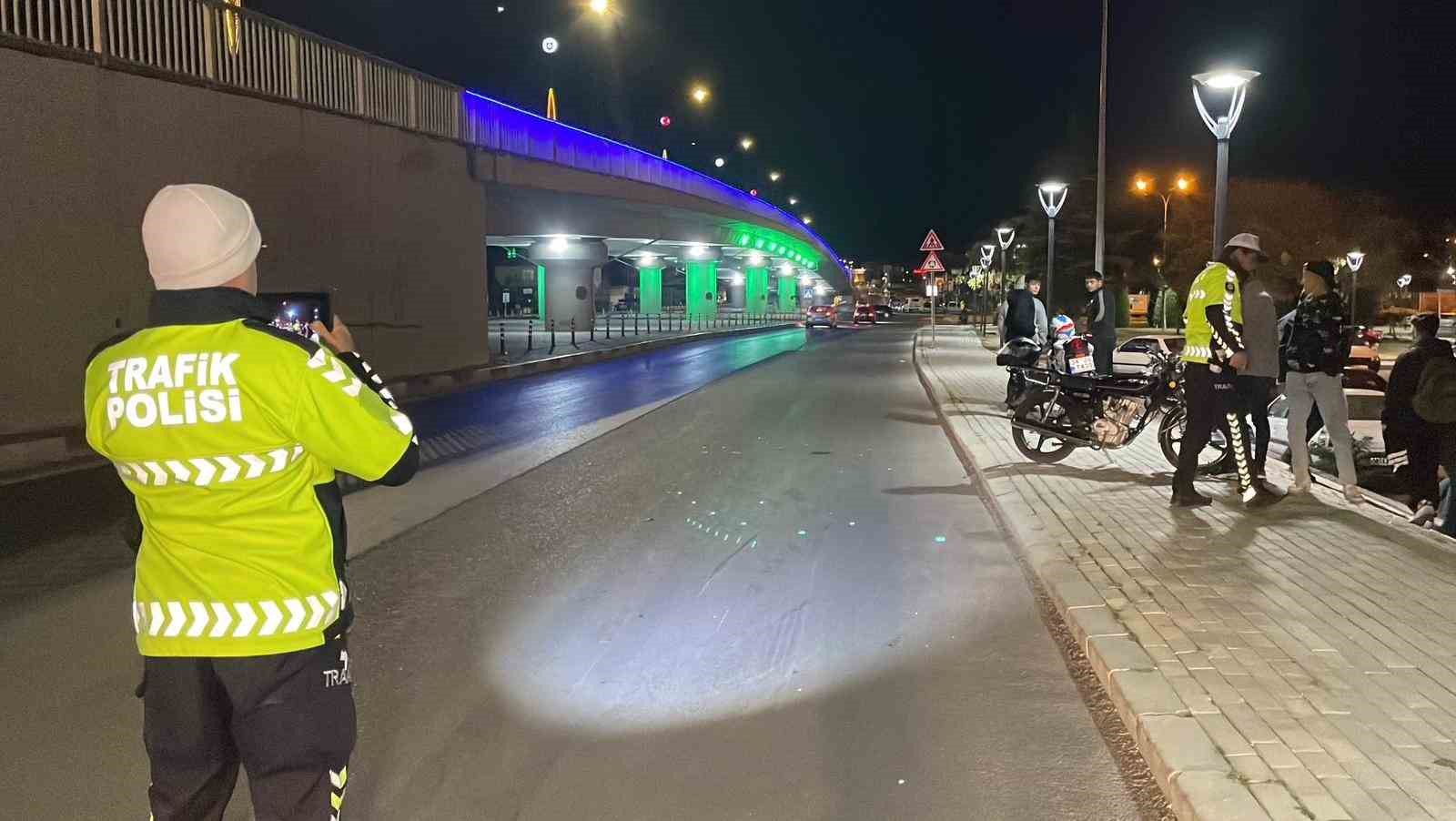 Karaman’da motosiklet yayaya çarptı: 2 yaralı